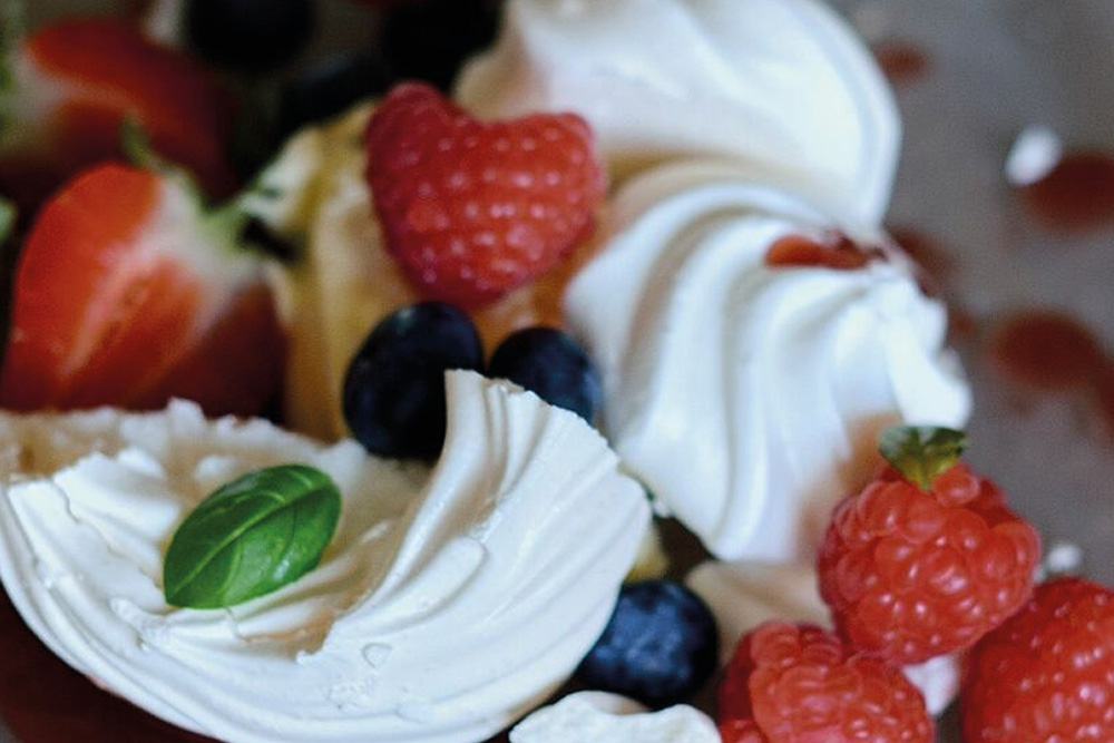 Pavlova dessert